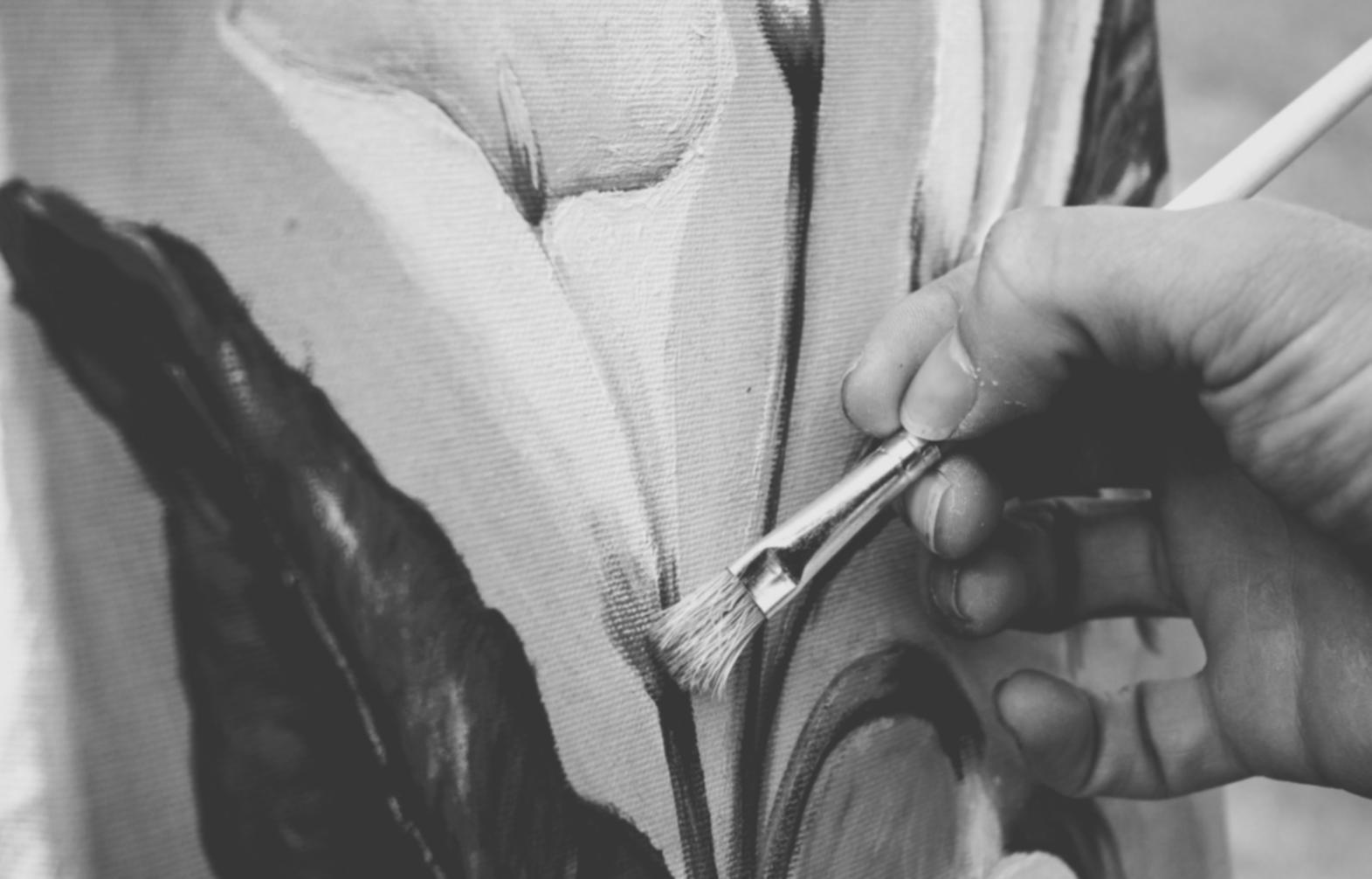Künstlerin arbeitet an individueller Aquarellillustration