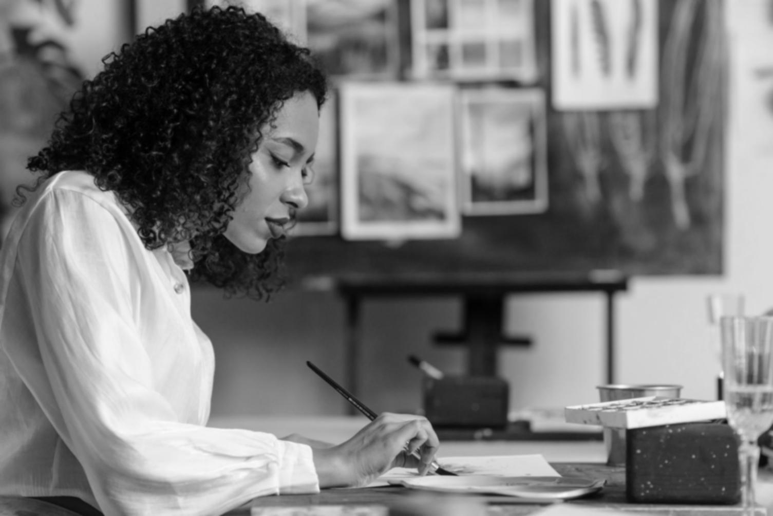 Helles Künstleratelier mit Staffeleien und Arbeitstischen