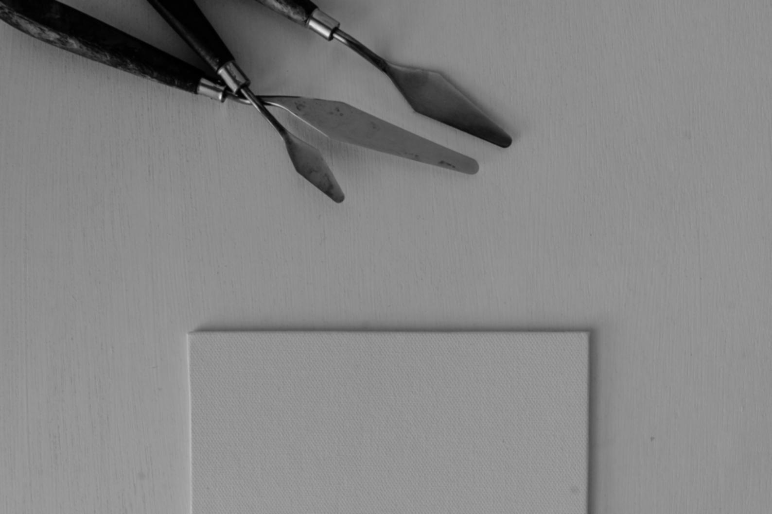 Aquarell-Malutensilien und Farbpalette auf Arbeitstisch